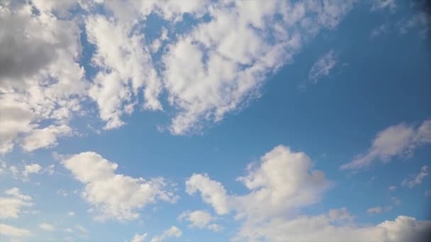 Awan yang indah di langit. Langit biru dengan awan putih selang waktu. Waktu awan di langit yang cerah. — Stok Video