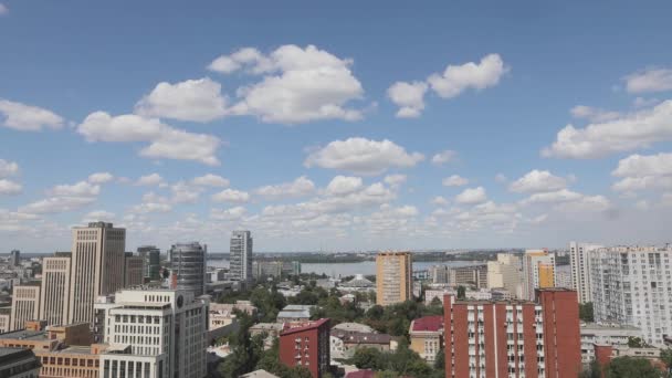 大きな都市の上に雲の時間経過。都市の時間の経過とともに美しい雲 — ストック動画