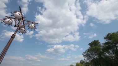 Arkaplanda bulutlu güzel bir gökyüzü feneri. Demir fener, arkada güzel bulutlar.