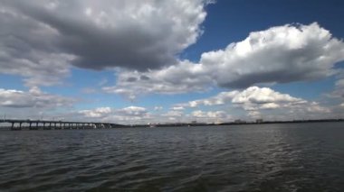 Nehrin üzerindeki bulutlar. Nehrin karşısındaki köprüde güzel bulutlar