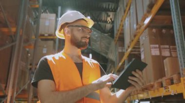 İşçi depodaki malları kontrol eder. Depo yöneticisi tablet üzerinden veri girer