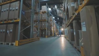 Fabrikadaki modern depo. Büyük, modern bir depo. Kutulu depo