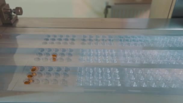 Tablet üretim süreci. Bir ilaç fabrikasında endüstriyel iç mekan. Su toplayan tabletler.. — Stok video