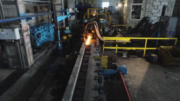 Διαδικασία παραγωγής σε ένα εργοστάσιο έλασης μετάλλων, κινείται σε μια θερμή μεταλλική κορδέλα, τροχαίο μέταλλο στην παραγωγή, μπάλα φάση παραγωγής, — Αρχείο Βίντεο