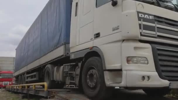 Белый грузовик с голубым прицепом, весоизмерительное оборудование, станции взвешивания, взвешивания, мост. — стоковое видео