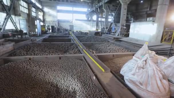 Producción de bolas de metal, Almacén con bolas de metal, bolas para un molino, primer plano — Vídeo de stock