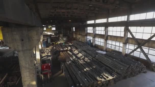 Branco de metal redondo, em branco de metal, bace de metal, armazém de tarugos de metal na fábrica — Vídeo de Stock