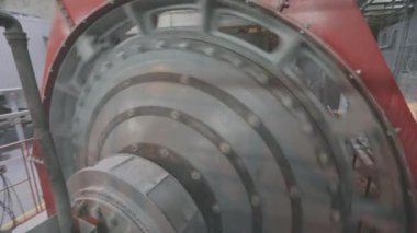 Fabrikada cevher öğütme, top değirmeninde cevher öğütme.