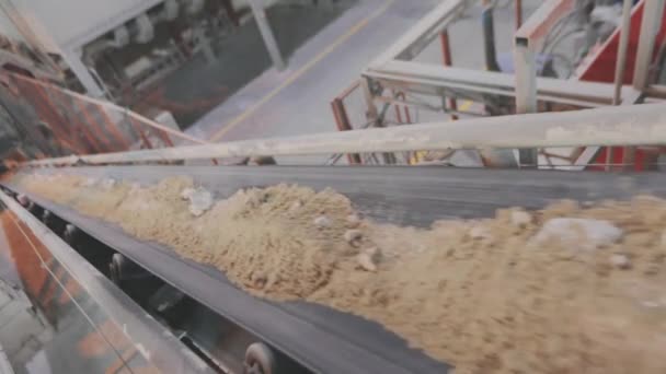 Macinazione di materiali sfusi in un mulino a sfere. Linea di nastro trasportatore, nastro trasportatore di sabbia — Video Stock