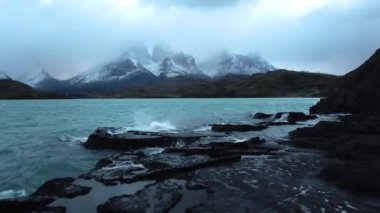 Şili 'deki Nordenskjold Gölü, Patagonya. Cerro Payne Grande Dağı ve Torres del Paine manzarası.