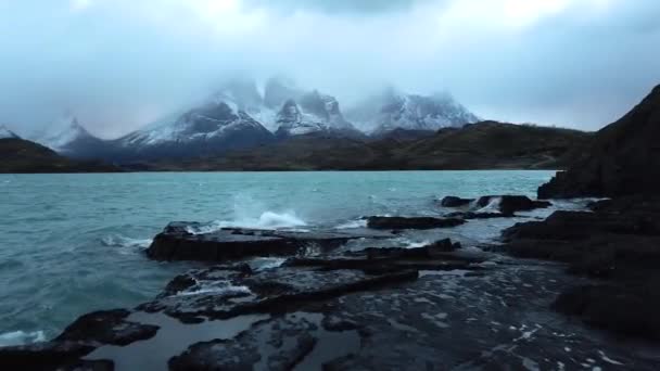 Nordenskjold Lake v Chile, Patagonie. Pohled na hory Cerro Payne Grande a Torres del Paine. — Stock video