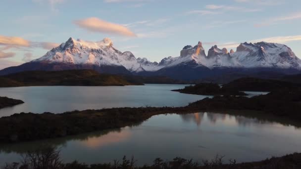 Gunung Payne Grande, Danau Nordenskjold di Chili, Patagonia. Pemandangan Gunung Payne Grande — Stok Video