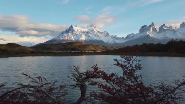 Uitzicht op de berg Cerro Payne Grande en Torres del Paine bij zonsondergang — Stockvideo