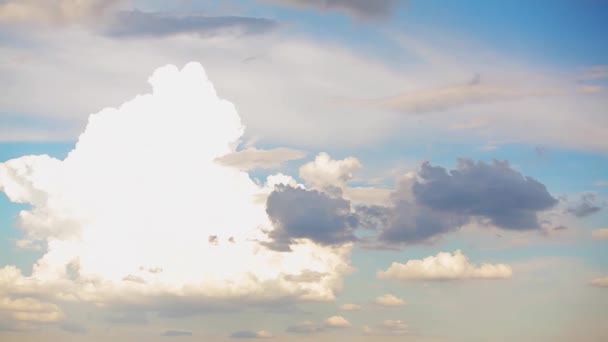 Cielo azul con nubes blancas lapso de tiempo. Hermosas nubes en el cielo. Timelapse de nubes en el cielo despejado. — Vídeos de Stock