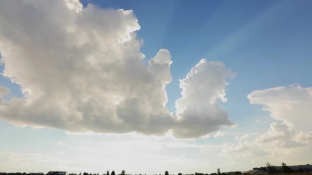 Timelapse of clouds in the clear sky. Beautiful clouds in the sky. Blue sky with white clouds time lapse — Stock Video