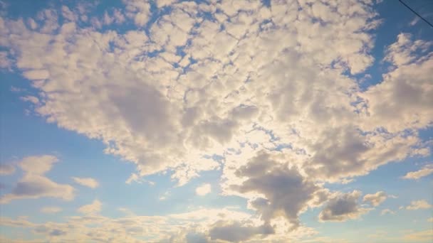 Czas ucieka z chmur. Chmury na błękitnym niebie. Piękne chmury upływu czasu — Wideo stockowe