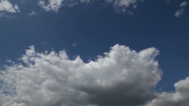 Indah berbulu awan di langit biru. Langit dengan awan yang indah — Stok Video