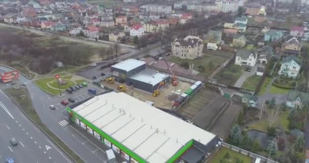 Costruzione di un nuovo negozio vista dall'alto. Cantiere dall'alto, macchinari in cantiere — Video Stock