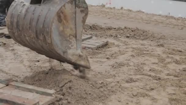 The excavator bucket is collecting sand. Bucket close-up. — Stock Video