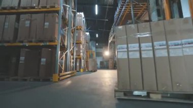 Büyük, modern bir depo. Fabrikadaki modern depo. Kutulu depo