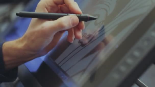 Producción de papel pintado. Dibujo en una tableta gráfica. El diseñador se basa en una tableta gráfica. Trabajar con pantalla de lápiz interactiva. primer plano — Vídeo de stock