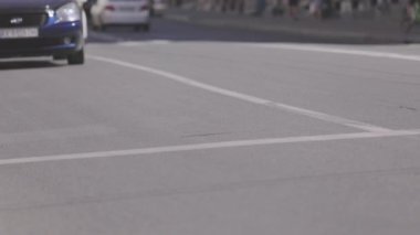 Arabaların gittiği yol. Şehirdeki arabalar. Yoğun şehir trafiği