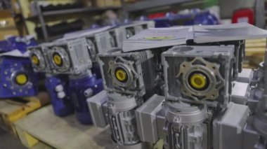 Depoda vites kutuları. Üretilmiş vites motorları