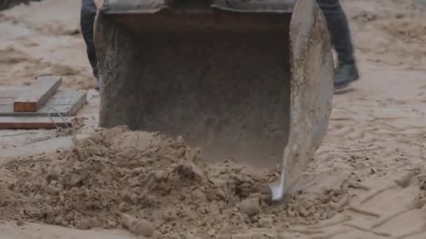 De graafmachine emmer verzamelt zand. Emmer close-up. — Stockvideo