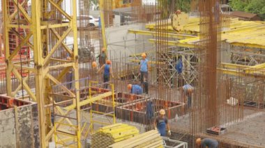 Güçlendirilmiş beton yapı, inşaat süreci, inşaat alanındaki insanlar, güçlendirilmiş beton.