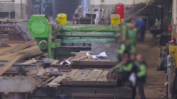 Metallbauwerk. Menschen arbeiten in einer Fabrik für die Herstellung von Metallkonstruktionen — Stockvideo