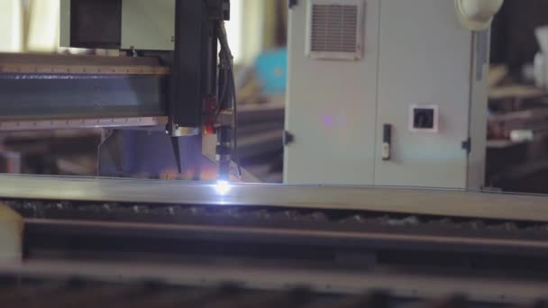 Werk gas snijden. Gassnijden in een fabriek. Het snijden van metalen gaten op een CNC-machine — Stockvideo