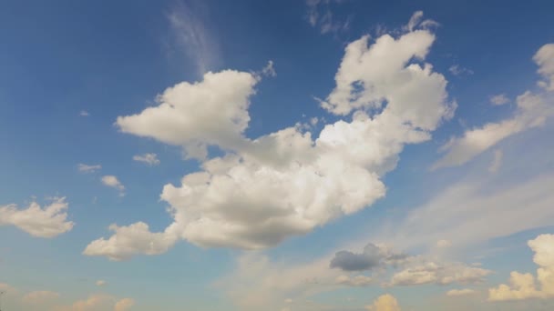 Cielo azul con nubes blancas lapso de tiempo. Hermosas nubes en el cielo. Timelapse de nubes en el cielo despejado. — Vídeos de Stock