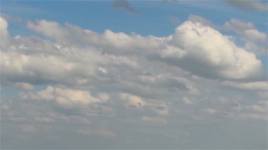 Zaman atlamalı bulut hareketi. Bulutlu bulutlu güzel mavi gökyüzü.