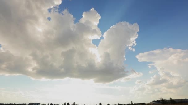 Hermosas nubes en el cielo. Timelapse de nubes en el cielo despejado. Cielo azul con nubes blancas lapso de tiempo — Vídeos de Stock