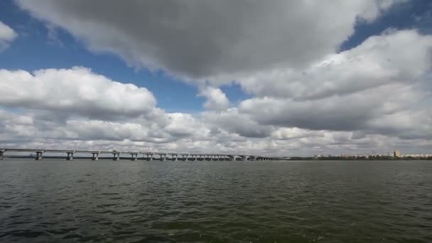 川の上に雲。川を渡る橋の上の美しい雲 — ストック動画