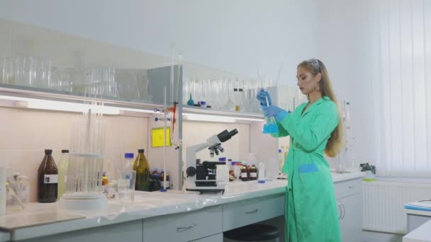 Рабочий процесс ученого в лаборатории. Сексуальная девушка в лаборатории — стоковое видео