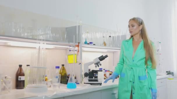 Un joven doctor en el laboratorio. Doctora en laboratorio de investigación — Vídeos de Stock