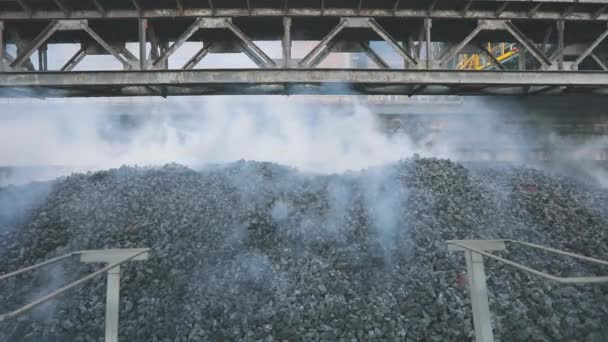 Охлаждение коксового угля после процесса коксования. Производство коксового угля. Металлургическое предприятие — стоковое видео
