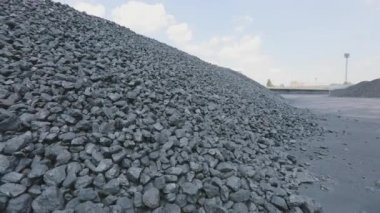Şirkette bir yığın kokain fırını kömürü var. Depoda kokain kömürü. Kokain fırını kömür deposu.