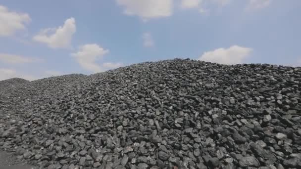企业生产的焦炉煤堆积如山.在仓库里烧煤.企业的焦炉煤炭仓库. — 图库视频影像