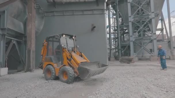 Kleine gele bulldozer op de bouwplaats. Bulldozer op bouwplaats, Bulldozer voert werkzaamheden uit op een bouwplaats — Stockvideo