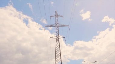 Aktarım kuleleri zaman atlaması, arka planda bulutlar. Aktarım kuleleri arka planda güzel bulutlar.