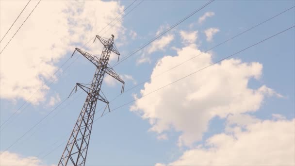 Transmissie torent prachtige wolken op de achtergrond. Transmissietorens tijdsverloop, wolken op de achtergrond — Stockvideo