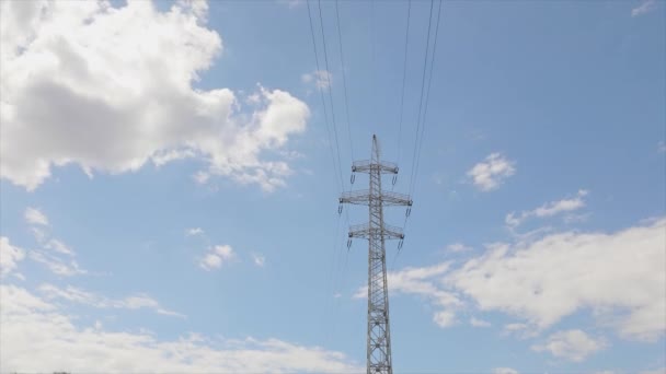 전기 수송 라인. 전기가 속도를 늦춰 주고 구름이 뒤에 있어. 고전압 타워. 정전 속도 감소의 배경에 있는 아름다운 구름 — 비디오