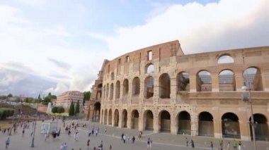 Roma 'daki Kolezyum cephesi, yazın güzel havalarda Roma Kolezyumu. Roma, İtalya 'daki Kolezyum