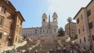 İnsanlar İspanyol Merdivenleri boyunca yürür. Roma, İtalya 'daki İspanyol Merdivenleri
