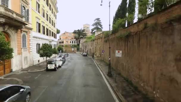 ขับรถผ่านถนนเก่าของกรุงโรม ถนนในกรุงโรมพร้อมหน้าต่างรถ ถนนที่ว่างเปล่าของอิตาลี — วีดีโอสต็อก