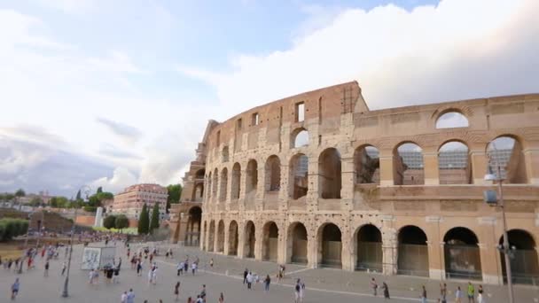 Fassade des Kolosseums in Rom, das römische Kolosseum im Sommer bei schönem Wetter. Kolosseum in Rom, Italien — Stockvideo