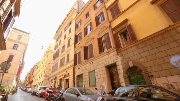 Keskeny régi utca Rómában. Ősi utca Rómában. Autók parkoltak egy keskeny utcán Rómában — Stock videók