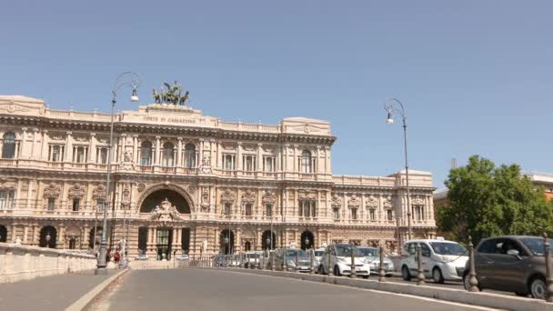 Corte suprema di cassazione. Italský Nejvyšší soud, krásná budova se starobylým zevnějškem v centru Říma. — Stock video